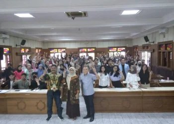 Peserta kelas Praktisi Mengajar bersama dosen pengampu matakuliah, Wakil Ketua I STIE Malangkucecwara dan dosen praktisi.