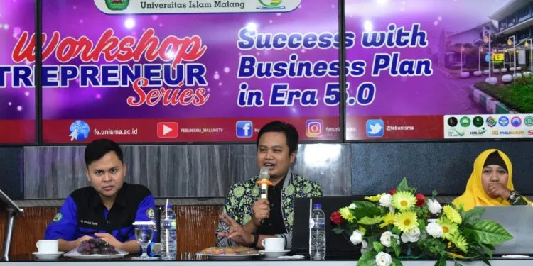 Andreas Syah Palevi, S.Sn,.M.Sn (Badan Pariwisata dan Ekonomi Kreatif) memberikan materi workshop. Foto dok. FEB Unisma.