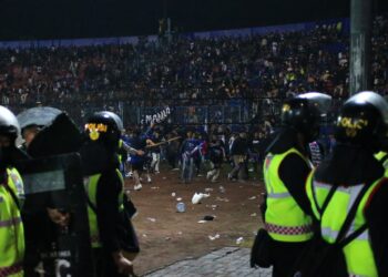 Situasi kisruh di stadion Kanjuruhan, Kabupaten Malang, dalam laga Arema Fc versus Persebaya.