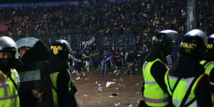 Situasi kisruh di stadion Kanjuruhan, Kabupaten Malang, dalam laga Arema Fc versus Persebaya.