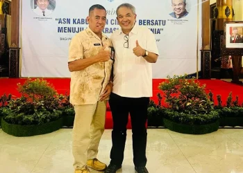 Dr Aqua Dwipayana bersama Susilan seusai Sharing Komunikasi dan Motivasi bertajuk "ASN Kabupaten Cilacap Bersatu Menuju Birokrasi Kelas Dunia" di Pendopo Wijayakusuma Cakti Cilacap pada Jumat (21/10/2022) pagi.