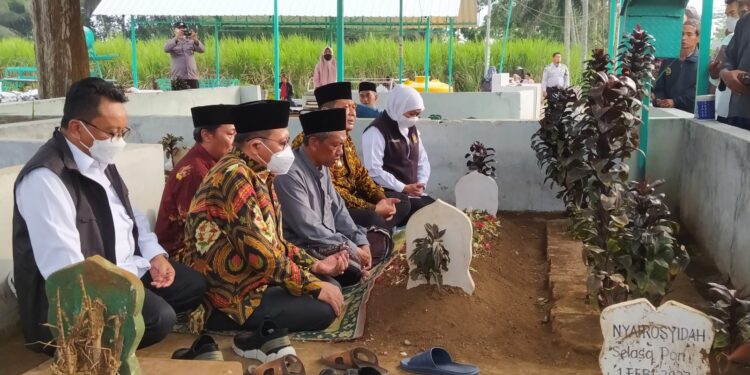 Gubernur Jatim Khofifah Indar Parawansa bersama rombongan berdoa di pusara Gus Syahrullah. Foto: Ulul Azmy/Tugumalang.id