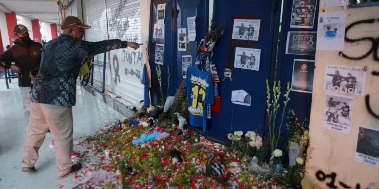 Choirul Anam bersama tim Komnas HAM meninjau Stadion Kanjuruhan. Foto: Bayu Eka/Tugumalang.id