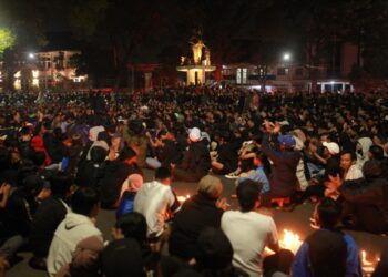 Aksi doa bersama sebagai bentuk solidaritas Aremania kepada korban Tragedi Kanjuruhan di kawasan Stadion Gajayana, Kota Malang, 2/10/2022. Foto: Bayu Eka/Tugumalang.id