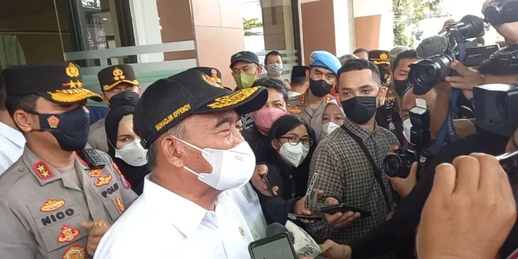 Menko PMK RI RI Muhadjir Effendy mengunjungi RSUD Kanjuruhan, Minggu 2 Oktober 2022. Foto Aisyah Nawangsari/Tugumalang.id