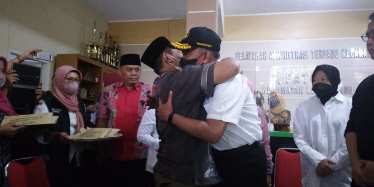 Menko PMK RI Muhadjir Effendy memeluk salah satu ahli waris korban Tragedi Kanjuruhan. Foto : Feni Yusnia/ Tugumalang.id