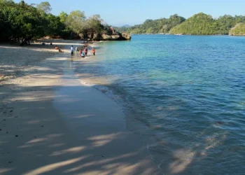 Pantai Tiga warna