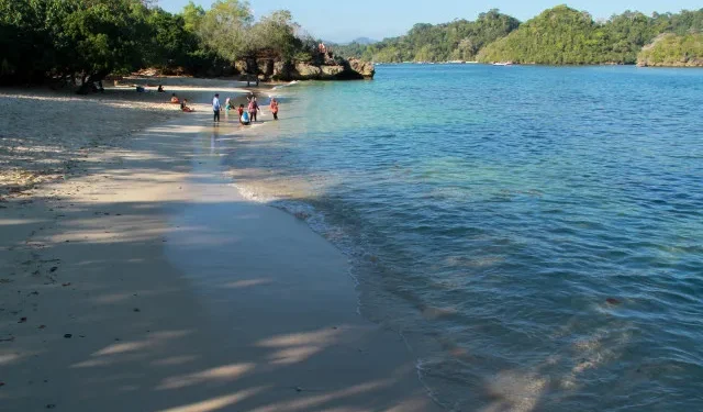 Pantai Tiga warna