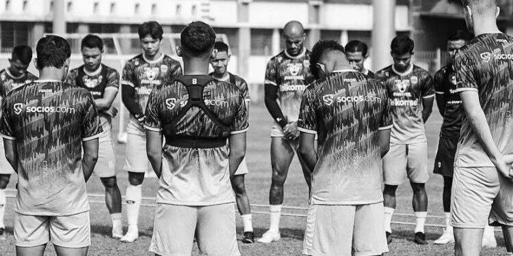 Pemain Persib Bandung mengenakan pita hitam dan berdoa bersama mengheningkan cipta untuk para korban Tragedi Kanjuruhan. Foto dok. Perib Bandung.