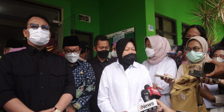 Mensos Tri Rismaharini saat menyalurkan santunan kepada ahli waris korban Tragedi Kanjuruhan di Kantor Kecamatan Lowokwaru. Foto : Feni Yusnia/Tugumalang.id