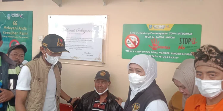 RSSA Malang,Tragedi Kanjuruhan - Isak Tangis Keluarga Korban Tragedi Stadion Kanjuruhan Menanti Identifikasi di RSSA Malang