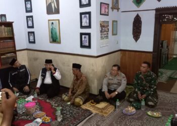 Bupati Malang Sanusi bertakziah ke salah satu keluarga korban jiwa Tragedi Kanjuruhan. Foto: Aisyah Nawangsari/ Tugumalang.id