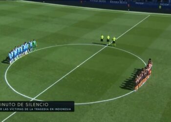 Momen mengheningkan cipta untuk Tragedi Kanjuruhan, sebelum pertandingan dimulai, dilakukan di laga Valencia vs Espanyol. Foto tangkapan layar