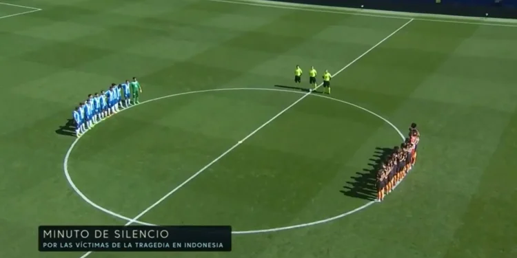 Momen mengheningkan cipta untuk Tragedi Kanjuruhan, sebelum pertandingan dimulai, dilakukan di laga Valencia vs Espanyol. Foto tangkapan layar