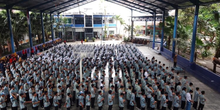 Foto: Doa bersama dan salat gaib untuk korban Tragedi Kanjuruhan di SMKN 2 Malang, Rabu 5 Oktober 2022. Foto dok. SMKN 2 Malang.