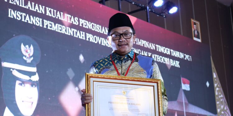 Wali Kota Malang Drs. H. Sutiaji menerima Penghargaan Anugerah Kualitas Pengisian Jabatan Pimpinan Tinggi Tahun 2021. Foto dok. Diskominfo Kota Malang.