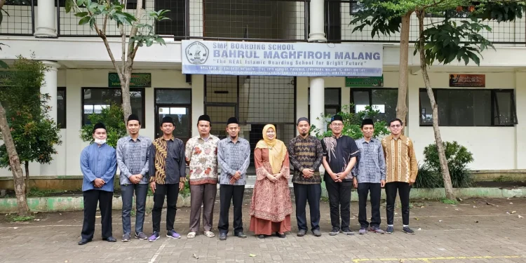 Dosen Pengabdian UIN Malang Beri Pendampingan Pemanfaatan Media Pembelajaran berbasis Ubiquitos Learning (U-Learning). Foto dok. UIN Malang.