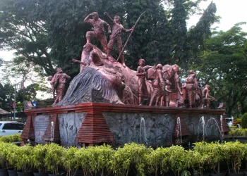 Monumen Juang 45 terletak di Jalan Kertanegara, tepat berada di depan Stasiun Kota Baru Malang. Monumen ini dibangun pada 20 Mei 1975 untuk mengenang sejarah perjuangan Bangsa Indonesia.