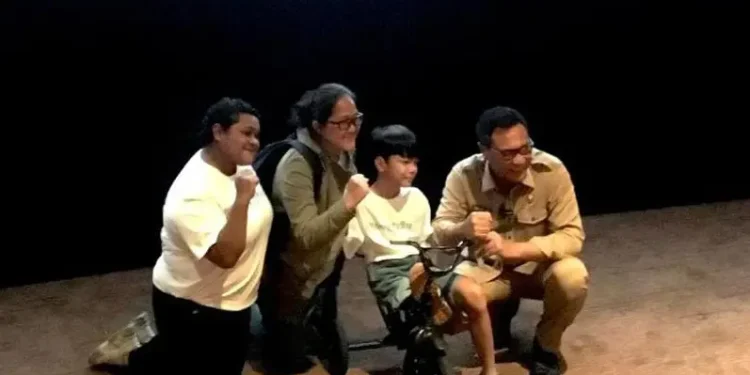 Dari samping kiri Juanita, Anggi Frisca, Tegar, dan Wakil Walikota Malang Sofyan Edi Jarwoko.