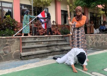 Siswa SMAN 1 Kota Batu menggelar drama kolosal perobekan bendera Hotel Yamato Surabaya dalam peringatan Hari Pahlawan.