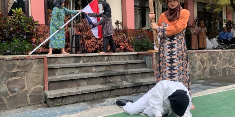 Siswa SMAN 1 Kota Batu menggelar drama kolosal perobekan bendera Hotel Yamato Surabaya dalam peringatan Hari Pahlawan.