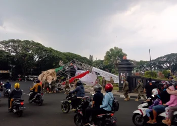 Terop yang didirikan Pemkot Malang ambruk dihempas angin kencang saat 40 hari Tragedi Kanjuruhan.