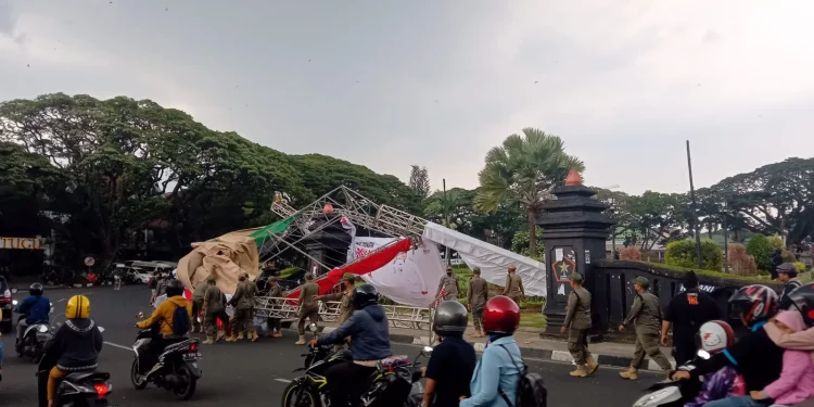 Terop yang didirikan Pemkot Malang ambruk dihempas angin kencang saat 40 hari Tragedi Kanjuruhan.