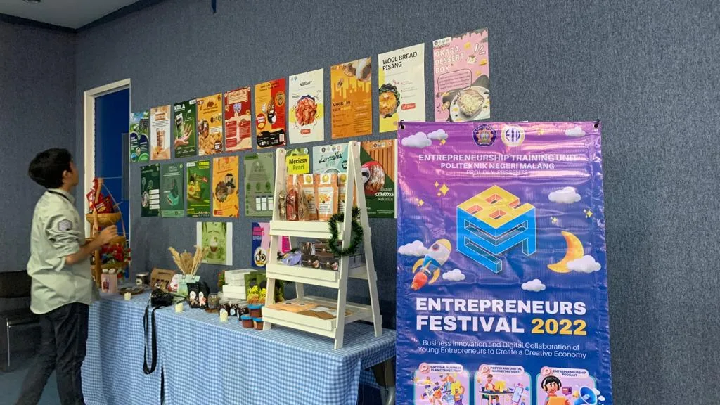 Beberapa produk PMW Polinema turut dipamerkan dalam ajang Enterpreneurs Festival 2022.