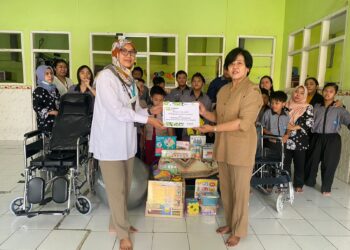 Penyerahan TJSL Pegadaian Kanwil XII Surabaya menyerahkan bantuan kepada Sekolah Autis dan Berkebutuhan Khusus Yayasan Permata Hati.