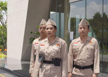 Karyawan Grand Mercure Malang Mirama mengheningkan cipta di Hari Pahlawan.