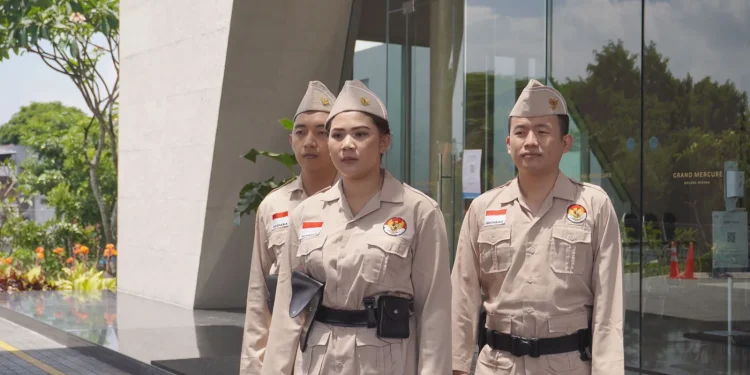 Karyawan Grand Mercure Malang Mirama mengheningkan cipta di Hari Pahlawan.