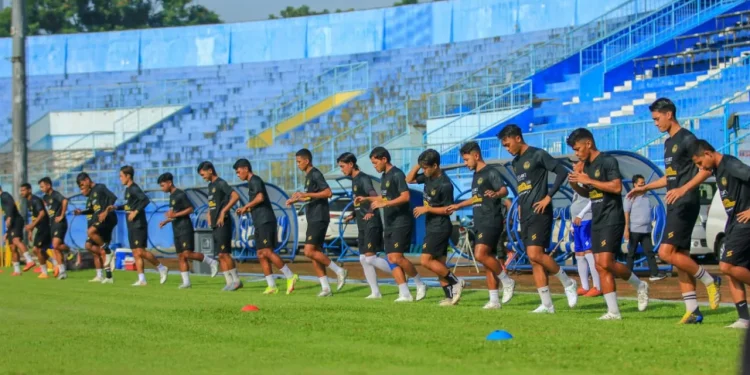 Punggawa Arema FC saat menjalani sesi latihan sebelum kompetisi Liga 1 dihentikan.