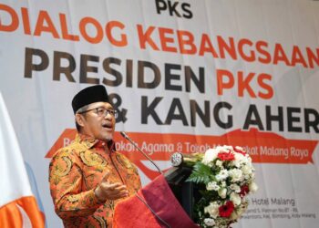 Wakil Ketua Majelis Syura Partai Keadilan Sejahtera (PKS), Ahmad Heryawan alias Aher memberikan pemaparam dalam dialog kebangsaan di Kota Malang.