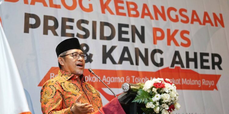 Wakil Ketua Majelis Syura Partai Keadilan Sejahtera (PKS), Ahmad Heryawan alias Aher memberikan pemaparam dalam dialog kebangsaan di Kota Malang.