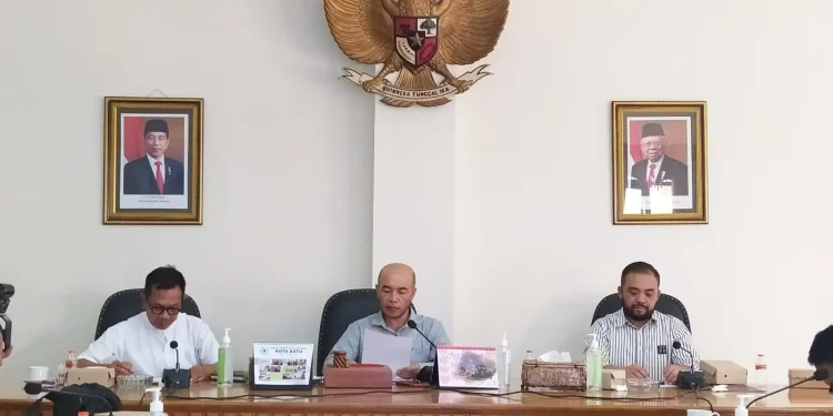 Ketua DPRD Kota Batu Asmadi (tengah) saat mengumumkam proses seleksi pengusulan calon Pj Wali Kota, Kamis (3/11/2022).