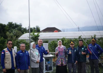 Wali Kota Batu Dewanti Rumpoko (kanan tengah) dan Sekretaris Utama BMKG Dwi Budi Sutrisno saat meresmikan sistem AWS di IP2T Punten, Kota Batu, Kamis (24/11/2022).