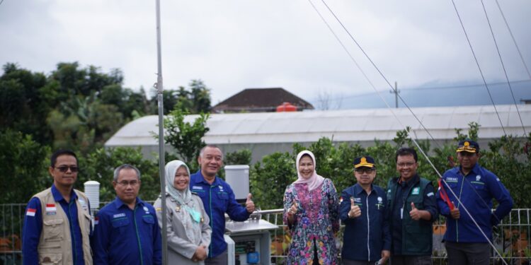 Wali Kota Batu Dewanti Rumpoko (kanan tengah) dan Sekretaris Utama BMKG Dwi Budi Sutrisno saat meresmikan sistem AWS di IP2T Punten, Kota Batu, Kamis (24/11/2022).