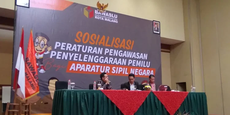 Dari kiri ke kanan) Dr Sutomo, M.Sos (pemateri), Muhammad Hanif Fahmi, S.T., M.T (moderator), dan Alim Mustofa, S.Sos., M.AP (pemateri) dalam sosialisasi peraturan pengawasan penyelenggaraan pemilu bagi ASN.