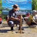 Kadispsial Laksma TNI Edi Krisna Murti bersama perwakilan komunitas MTC Laily Fitriyah Liza Min Nelly (kanan) melakukan penanaman bibit pohon di Pantai Malang Selatan, Jumat (25/11/2022).