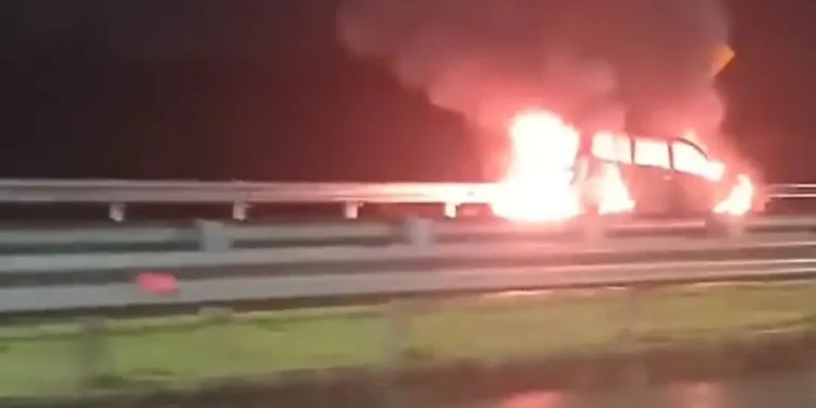 Mobil terbakar di Tol Singosari KM 88, Kabupaten Malang