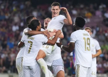 Para pemain Bayern Munchen saat merayakan gol ketiga yang dicetak oleh Benjamin Pavard.