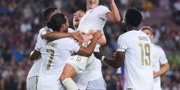 Para pemain Bayern Munchen saat merayakan gol ketiga yang dicetak oleh Benjamin Pavard.