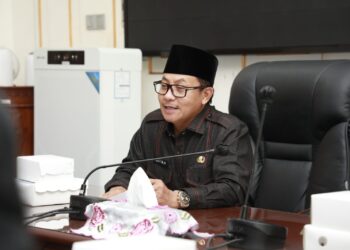Wali Kota Malang Sutiaji saat menyaksikan penandatanganan akta jual beli tanah yang berlangsung di Ruang Rapat Wali Kota Malang.