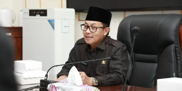 Wali Kota Malang Sutiaji saat menyaksikan penandatanganan akta jual beli tanah yang berlangsung di Ruang Rapat Wali Kota Malang.