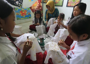 Siswa Sekolah Dasar Kota Batu belajar membatik.