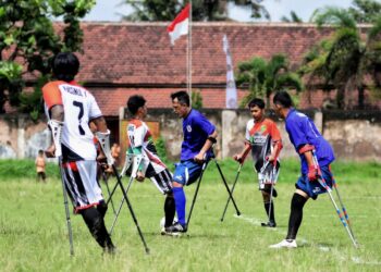 Sepakbola amputasi dari tim Persama dan Persas berebut bola dalam laga ujicoba di Lapangan Kendalpayak, Kecamatan Pakisaji, Kabupaten Malang, Jawa Timur, Sabtu (12/11/2022).