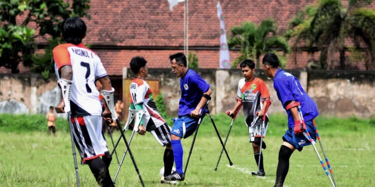 Sepakbola amputasi dari tim Persama dan Persas berebut bola dalam laga ujicoba di Lapangan Kendalpayak, Kecamatan Pakisaji, Kabupaten Malang, Jawa Timur, Sabtu (12/11/2022).