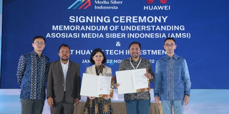 Acara penandatanganan kemitraan antara AMSI dan Huawei.