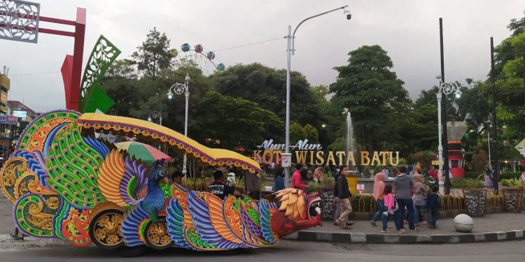 Alun-Alun Kota Batu sebagai ikon wisata kota kerap jadi jujugan pengunjung. Rencananya, besaran UMK di kota wisata itu akan naik 7,48 persen hingga Rp 3 juta.