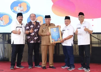Bupati Malang, Sanusi (tengah) menerima penghargaan dari Dirut Memorandum, Chairul Shodiq (dua dari kanan).